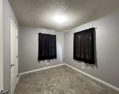 806 W 8th St - Photo Thumbnail 7