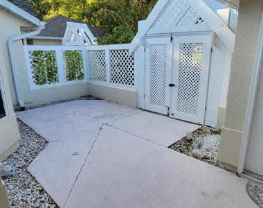 729 Kenwood Circle - Photo Thumbnail 2