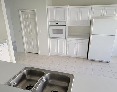 729 Kenwood Circle - Photo Thumbnail 10