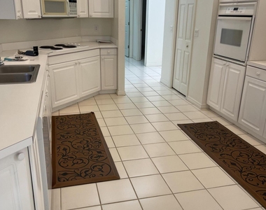 729 Kenwood Circle - Photo Thumbnail 9
