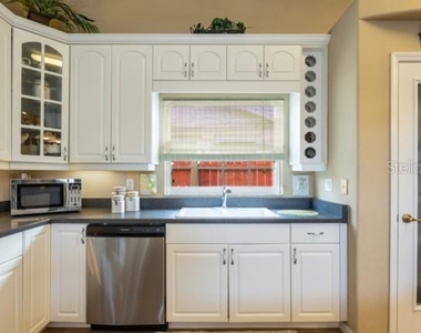 497 Grandview Avenue - Photo Thumbnail 16