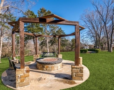 529 Chippendale Drive - Photo Thumbnail 4