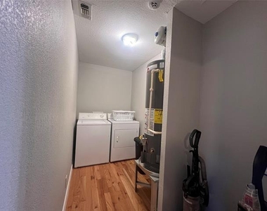 3025 Olive Place - Photo Thumbnail 6