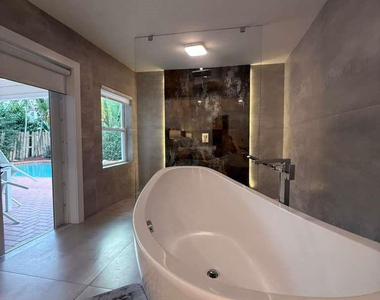 800 Se 11th Court - Photo Thumbnail 8