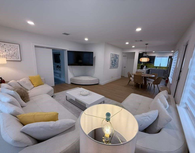 800 Se 11th Court - Photo Thumbnail 1