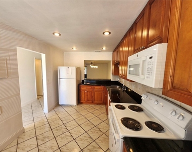9421 Nw 15th Street - Photo Thumbnail 8