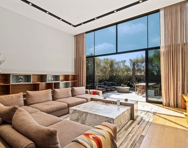 207 Hollister Avenue - Photo Thumbnail 9