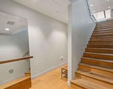207 Hollister Avenue - Photo Thumbnail 2