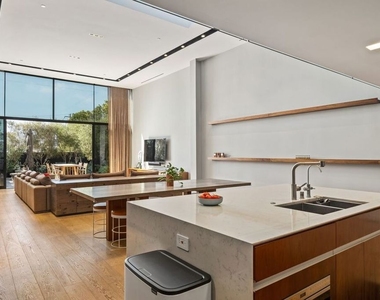 207 Hollister Avenue - Photo Thumbnail 5