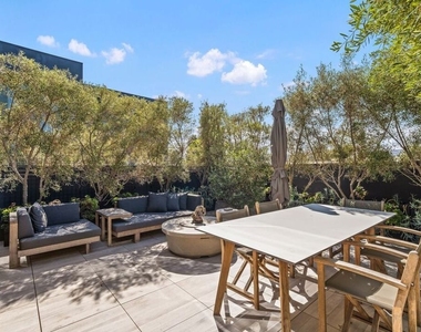 207 Hollister Avenue - Photo Thumbnail 13