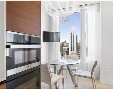 252 E 57th St - Photo Thumbnail 4