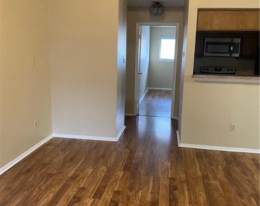 806 W 24th St - Photo Thumbnail 3