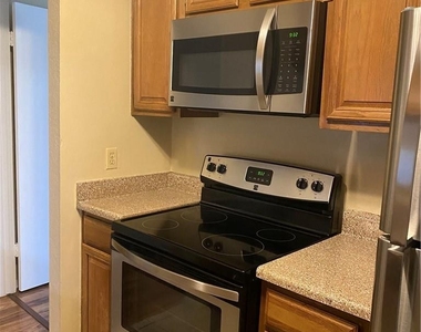 806 W 24th St - Photo Thumbnail 7