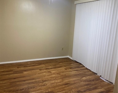 806 W 24th St - Photo Thumbnail 20