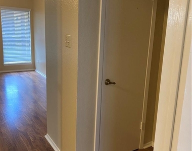 806 W 24th St - Photo Thumbnail 9