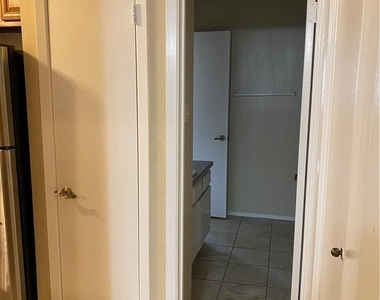 806 W 24th St - Photo Thumbnail 14