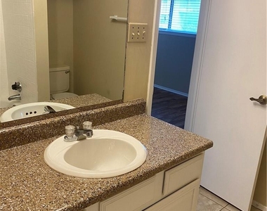 806 W 24th St - Photo Thumbnail 13