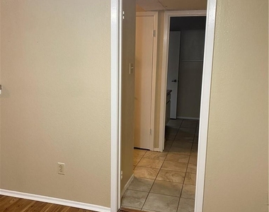 806 W 24th St - Photo Thumbnail 15