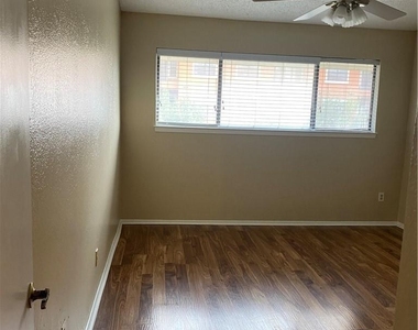 806 W 24th St - Photo Thumbnail 16
