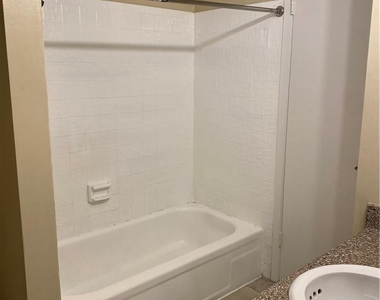 806 W 24th St - Photo Thumbnail 12