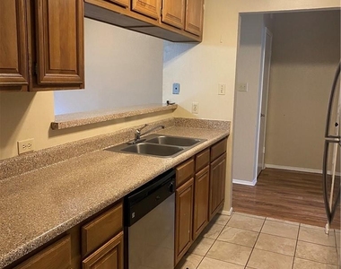 806 W 24th St - Photo Thumbnail 5