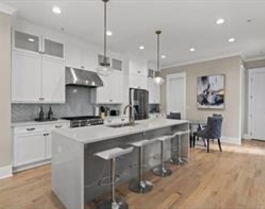 971 Laurel Court Ne - Photo Thumbnail 2