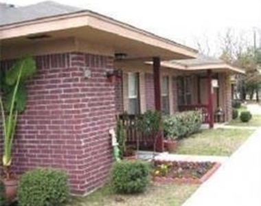1136 N Newsom Street - Photo Thumbnail 4