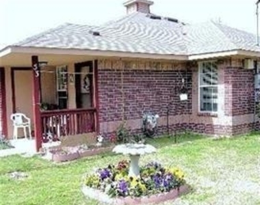 1136 N Newsom Street - Photo Thumbnail 2