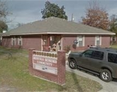 1136 N Newsom Street - Photo Thumbnail 6