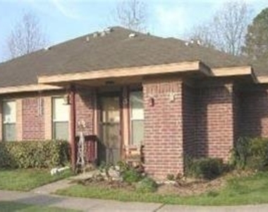 1136 N Newsom Street - Photo Thumbnail 3