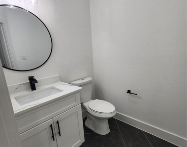 650 Everett St Unit B - Photo Thumbnail 17