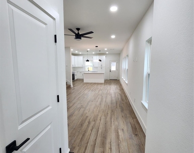 650 Everett St Unit B - Photo Thumbnail 1