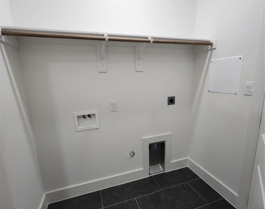 650 Everett St Unit B - Photo Thumbnail 16