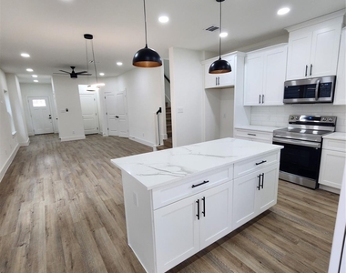 650 Everett St Unit B - Photo Thumbnail 4