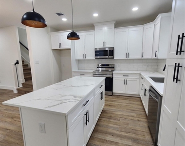 650 Everett St Unit B - Photo Thumbnail 3
