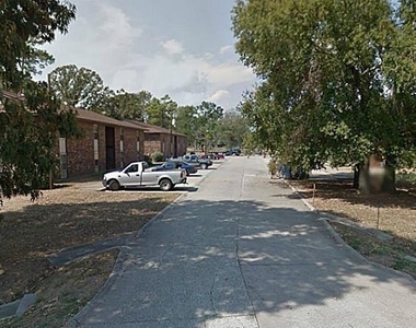 1600 N Houston Street - Photo Thumbnail 4