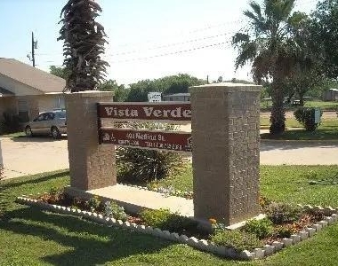 404 Medina - Photo Thumbnail 2