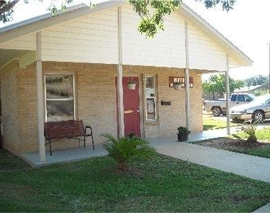 404 Medina - Photo Thumbnail 1
