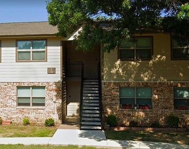 401 Shady Shores Rd - Photo Thumbnail 3