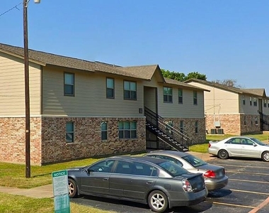401 Shady Shores Rd - Photo Thumbnail 4