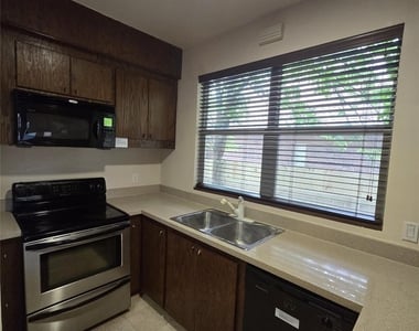 3231 Hemingway Drive - Photo Thumbnail 4