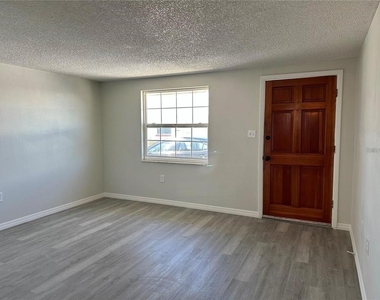 4930 Getner Street - Photo Thumbnail 6