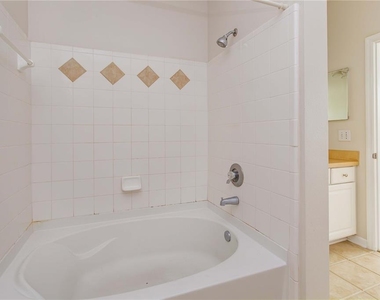 12849 Madison Point Circle - Photo Thumbnail 16
