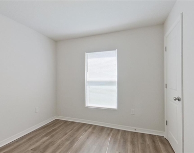 27008 Anthony Avenue - Photo Thumbnail 13