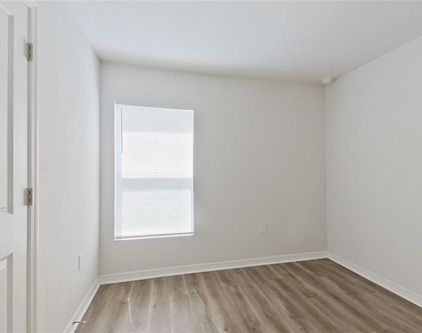 27008 Anthony Avenue - Photo Thumbnail 8