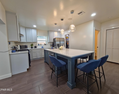 7321 Cuba Drive - Photo Thumbnail 13