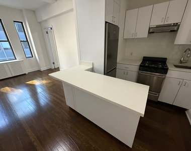 East 46th Street - Photo Thumbnail 3