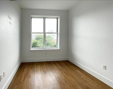 244 Hawthorne Street - Photo Thumbnail 2