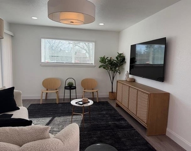 716 E Pecan Street - Photo Thumbnail 1