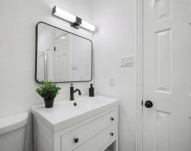 716 E Pecan Street - Photo Thumbnail 13